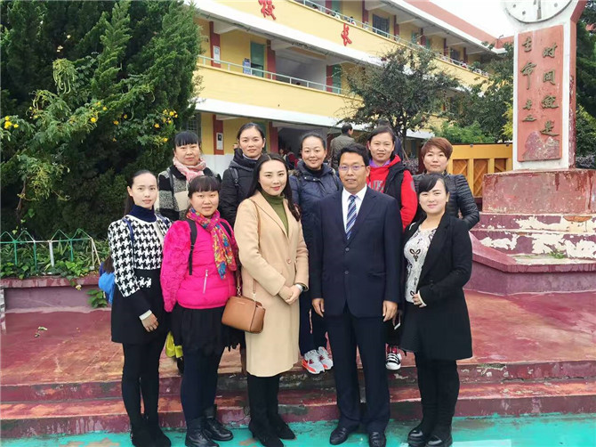 集团中层领导到呈贡区育才学校参访学习,和刘世联校长(前排右二)合影